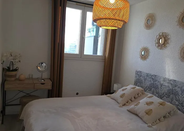 With View And Terrace In شقة *