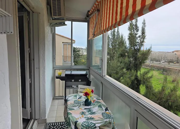 With View And Terrace In شقة Fréjus